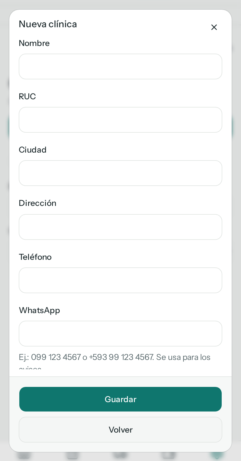 Diálogo Nueva clínica vacío con Nombre, RUC, Ciudad, Dirección, Teléfono y WhatsApp con su ejemplo, y los botones Volver y Guardar (en el teléfono)