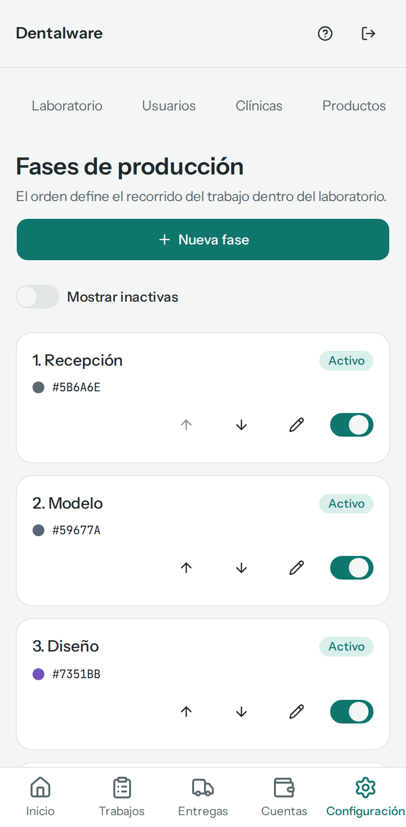 Fases de producción: la lista numerada de Recepción a Control de calidad, cada una con su color, Activo y los botones para subir, bajar, editar y el interruptor de activa (en el teléfono)