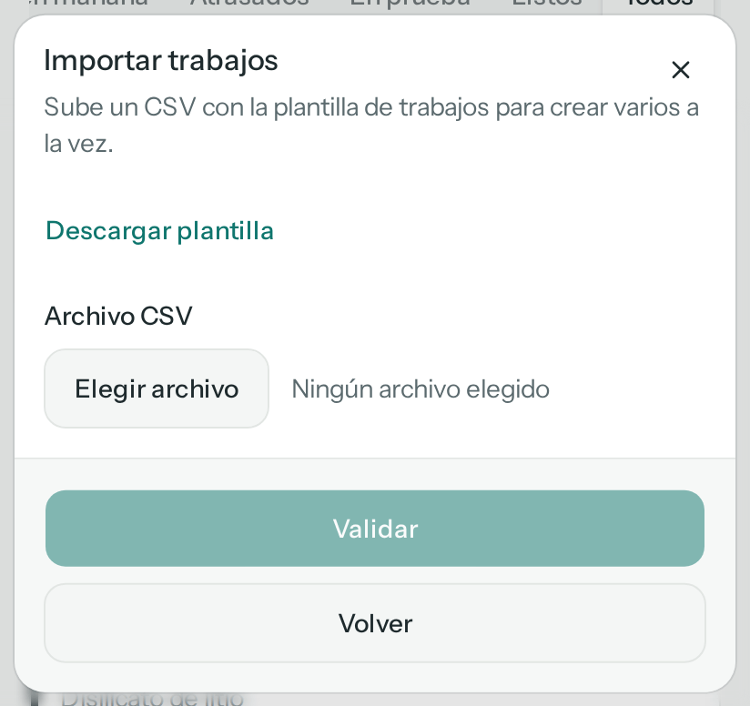 Diálogo Importar trabajos con el enlace Descargar plantilla, el campo Archivo CSV con el botón Elegir archivo y «Ningún archivo elegido», y los botones Volver y Validar (en el teléfono)