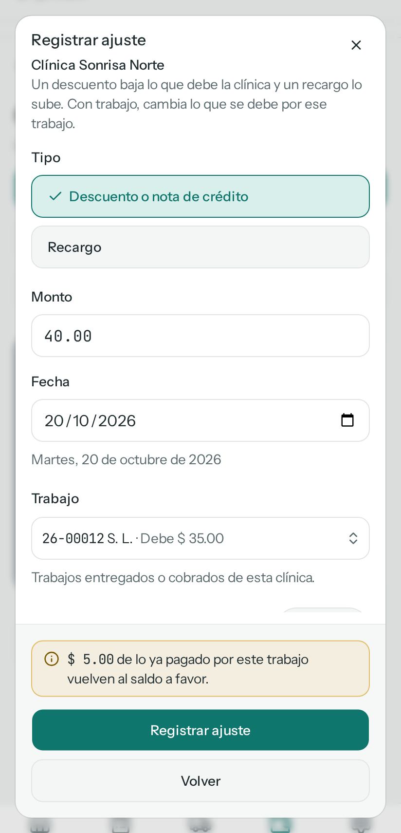 Diálogo Registrar ajuste de Clínica Sonrisa Norte: descuento de $ 40.00 con fecha 20/10/2026 al trabajo 26-00012 S. L., que debe $ 35.00, y al pie el aviso «$ 5.00 de lo ya pagado por este trabajo vuelven al saldo a favor.» (en el teléfono)