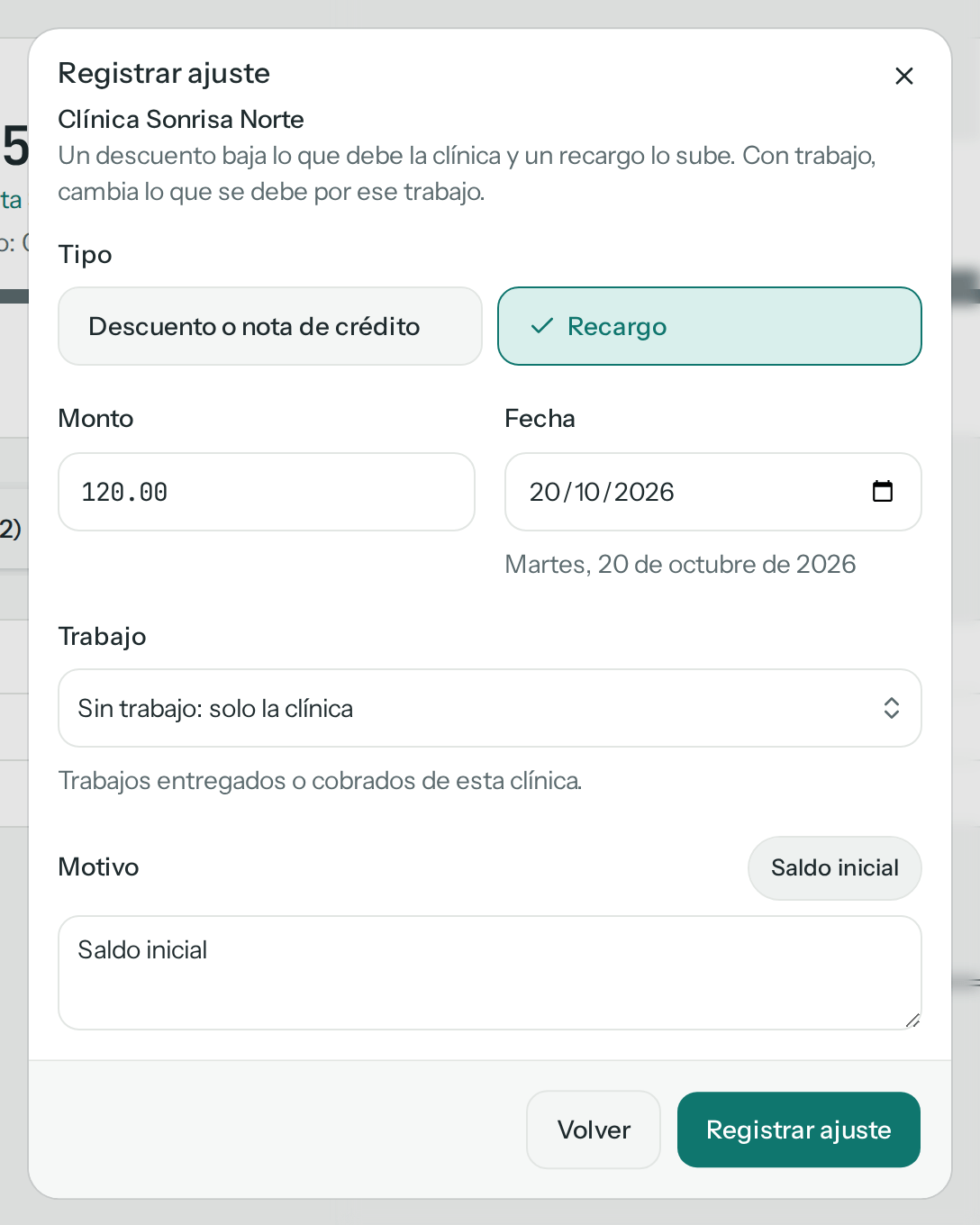 Diálogo Registrar ajuste tras tocar Saldo inicial: Recargo elegido, monto $ 120.00, fecha 20/10/2026, Trabajo «Sin trabajo: solo la clínica» y motivo «Saldo inicial»
