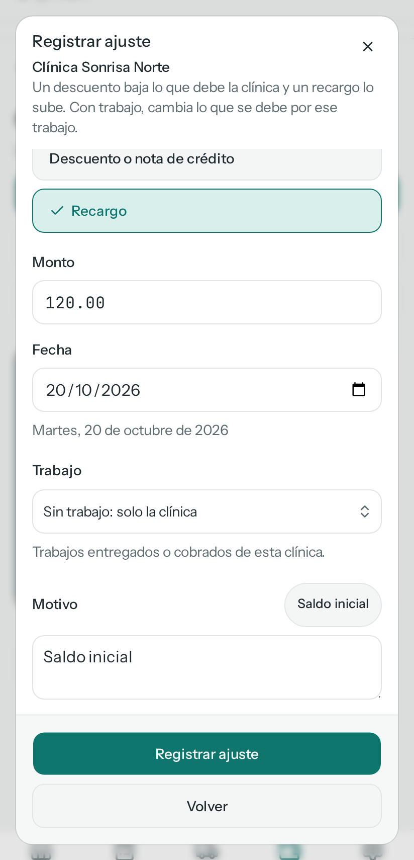Diálogo Registrar ajuste tras tocar Saldo inicial: Recargo elegido, monto $ 120.00, fecha 20/10/2026, Trabajo «Sin trabajo: solo la clínica» y motivo «Saldo inicial» (en el teléfono)