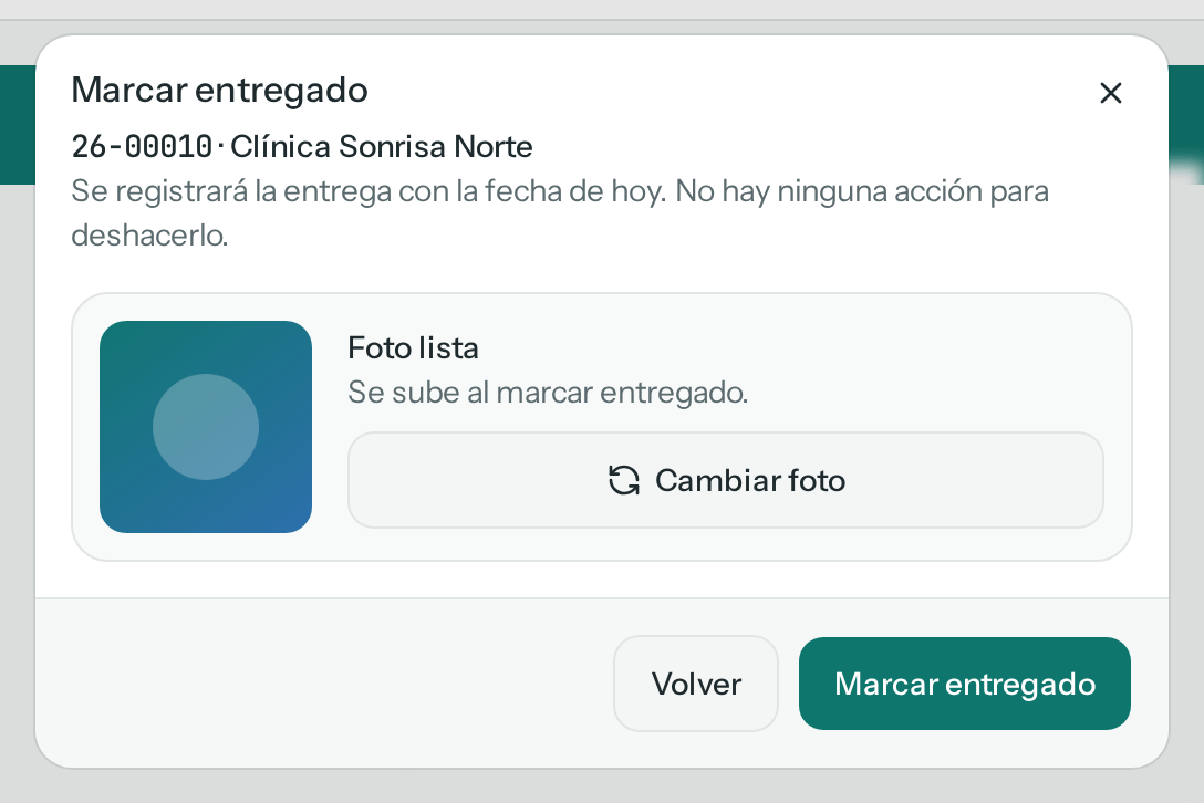 Diálogo Marcar entregado de 26-00010 en Clínica Sonrisa Norte, con la foto lista y los botones Marcar entregado y Volver