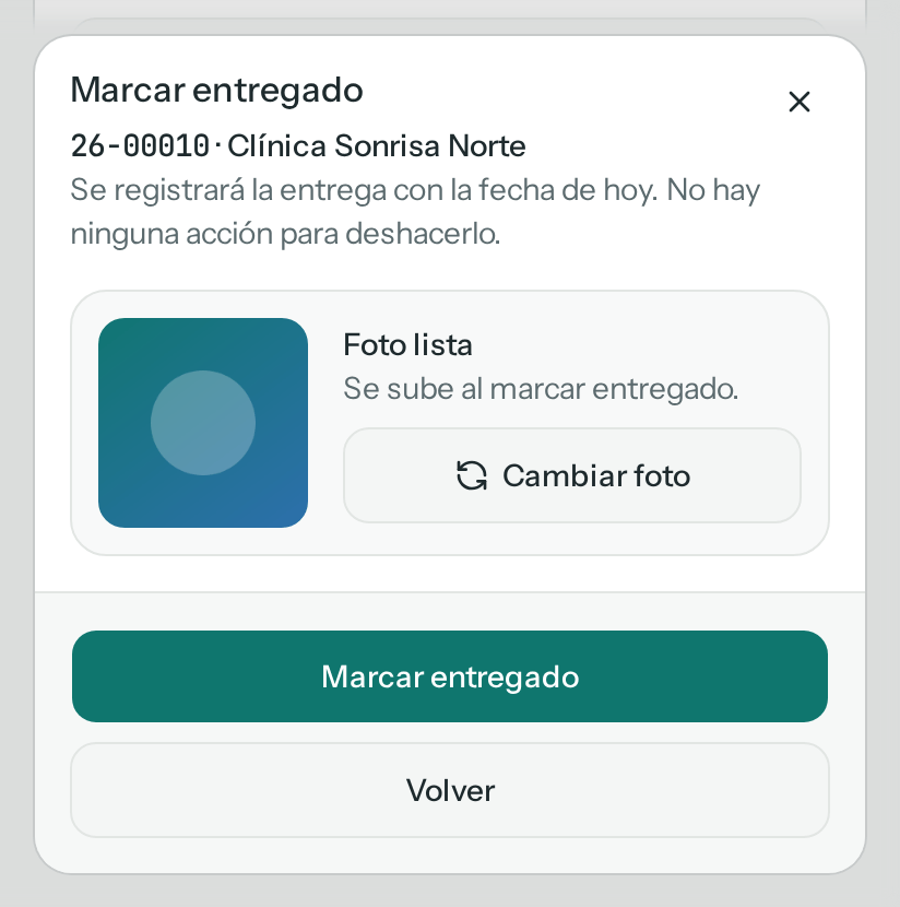 Diálogo Marcar entregado de 26-00010 en Clínica Sonrisa Norte, con la foto lista y los botones Marcar entregado y Volver (en el teléfono)