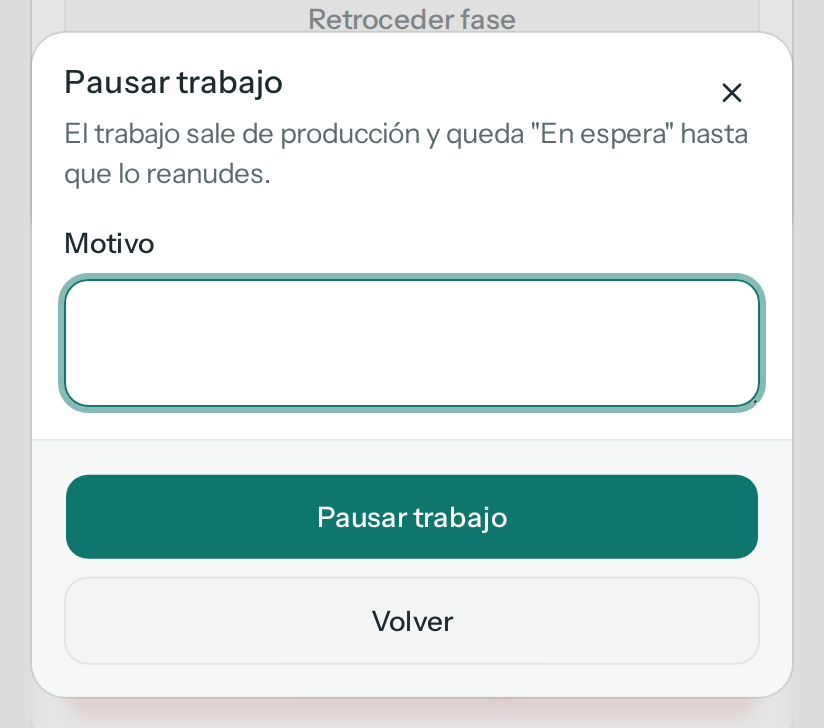 Diálogo Pausar trabajo: el trabajo queda En espera hasta que lo reanudes; campo Motivo, Volver y Pausar trabajo (en el teléfono)