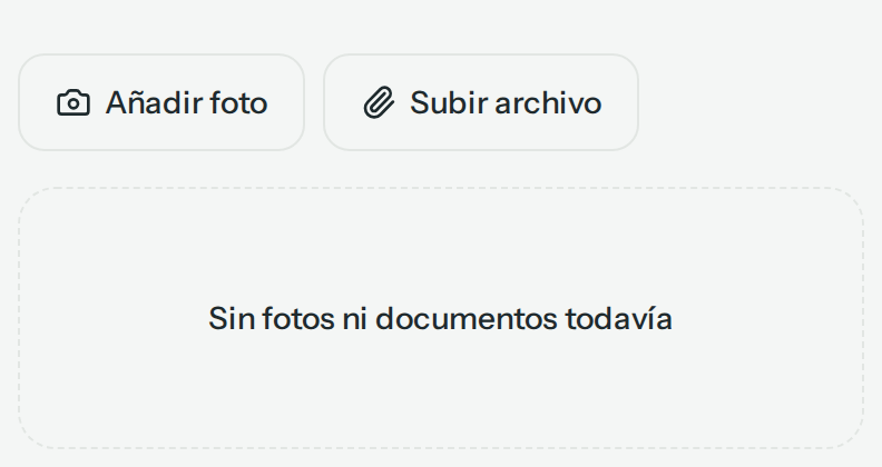 Adjuntos, todavía sin fotos ni documentos, con los botones Añadir foto y Subir archivo
