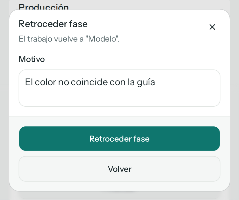 Diálogo Retroceder fase: el trabajo vuelve a Modelo, con el motivo escrito «El color no coincide con la guía», y los botones Retroceder fase y Volver (en el teléfono)
